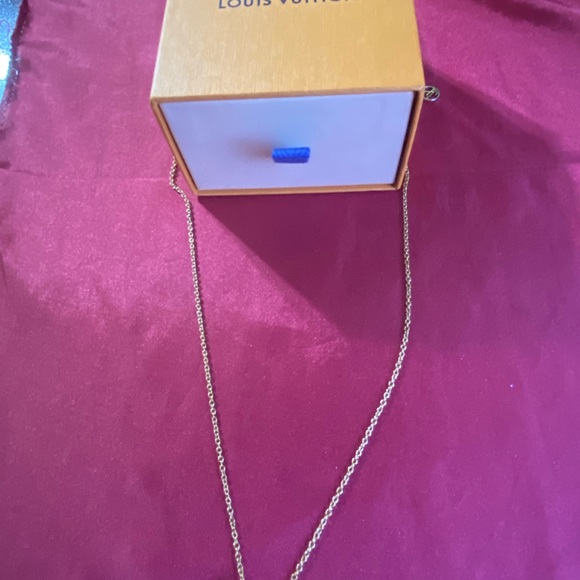 Louis Vuitton V essential necklace - Picture 2 of 6